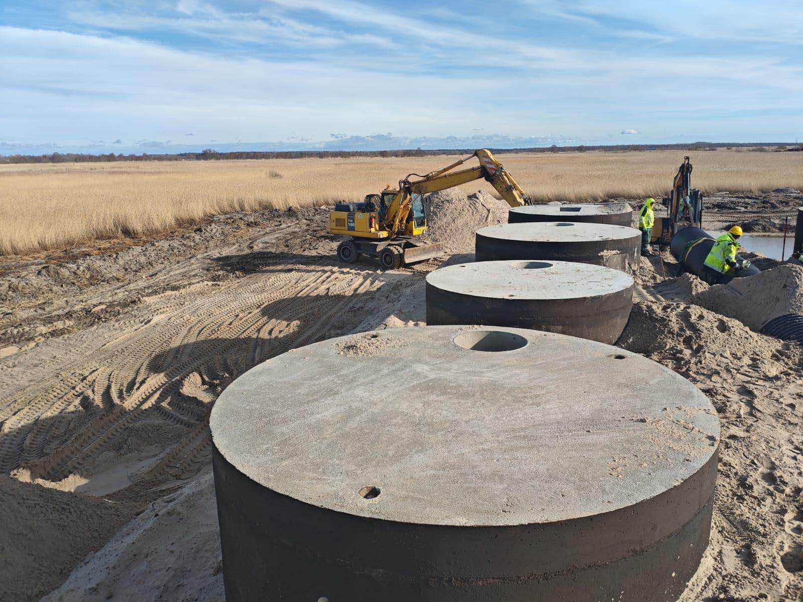 Utility chamber and manhole installation